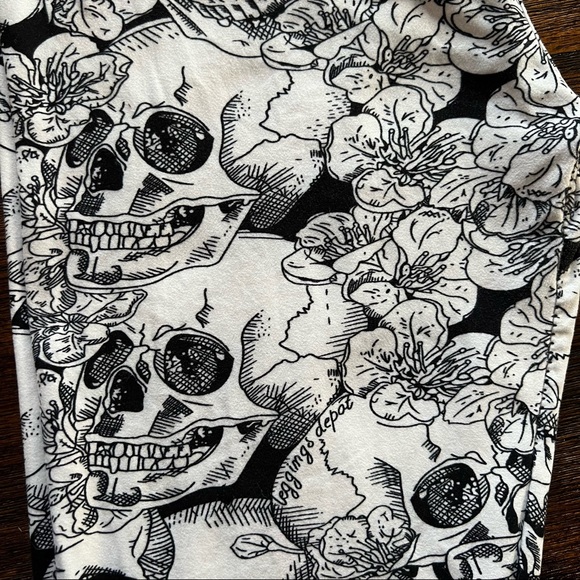 Leggings Depot (2) & Unbranded (1) lot of butter soft leggings. One Size. - Picture 6 of 11